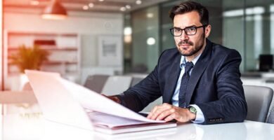 Especialista digital con expresión seria