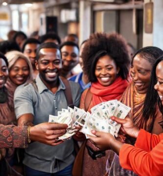 Comunidad diversa recibe recursos y sonríe