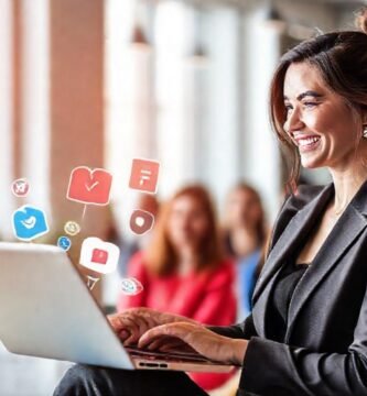 Una profesional exitosa prospera en línea