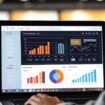 Un estudiante se enfoca en la educación digital