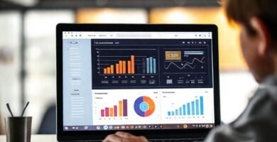 Un estudiante se enfoca en la educación digital