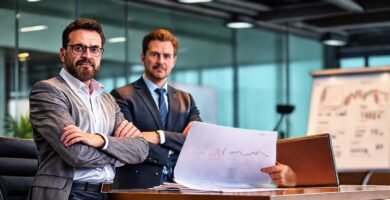 Inversiones serias en una reunión profesional