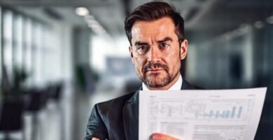 Un ejecutivo confiado examina documentos legales