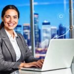 Una mujer de negocios triunfa digitalmente