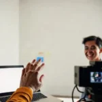Un estudiante aprende con tutorial vibrante