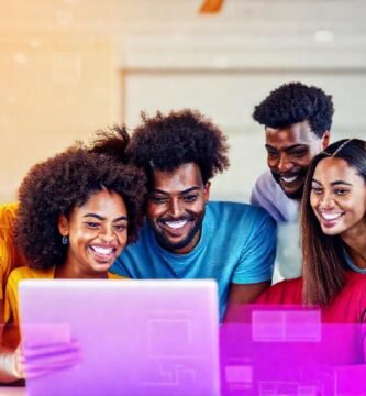 Equipo diverso colabora en línea