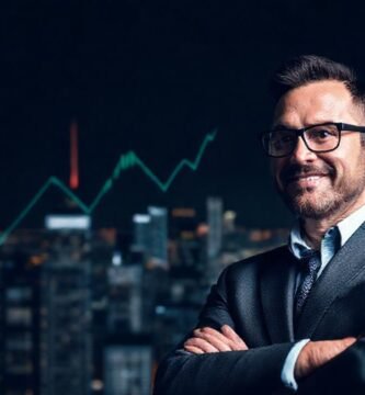 Éxito financiero visualizado en un entorno profesional