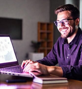 Un emprendedor exitoso trabaja online con éxito