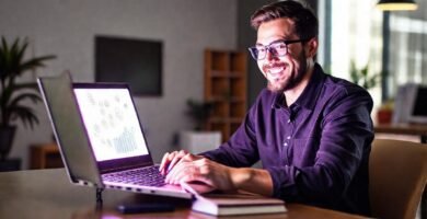 Un emprendedor exitoso trabaja online con éxito